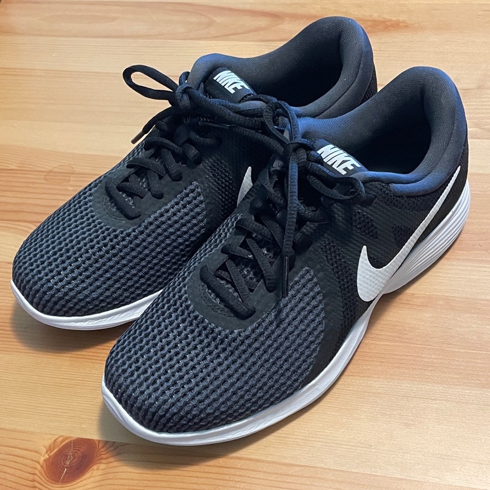 Women’s Nike Revolution 4 Size 8W Athletic Shoes